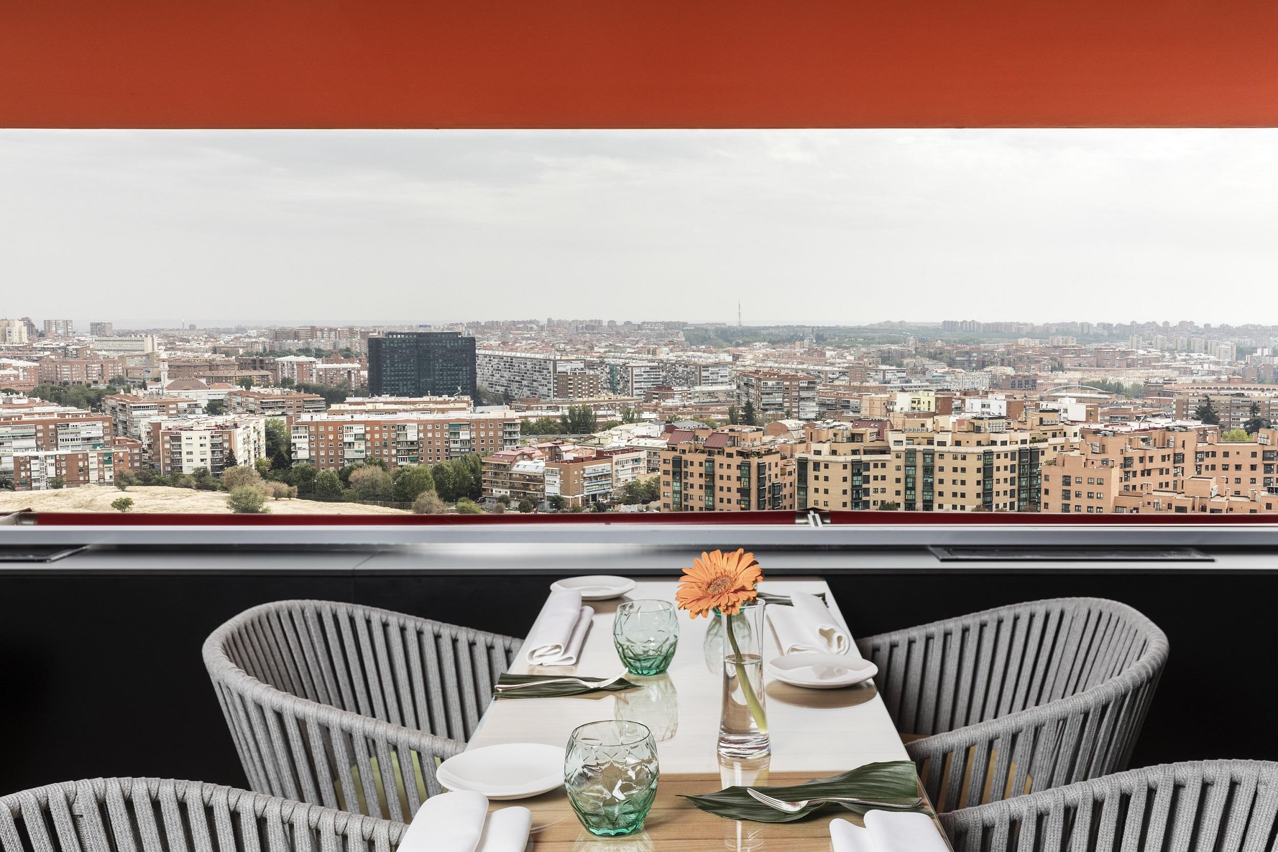 Hotel Puerta America Madrid Esterno foto The view from the terrace of the restaurant
