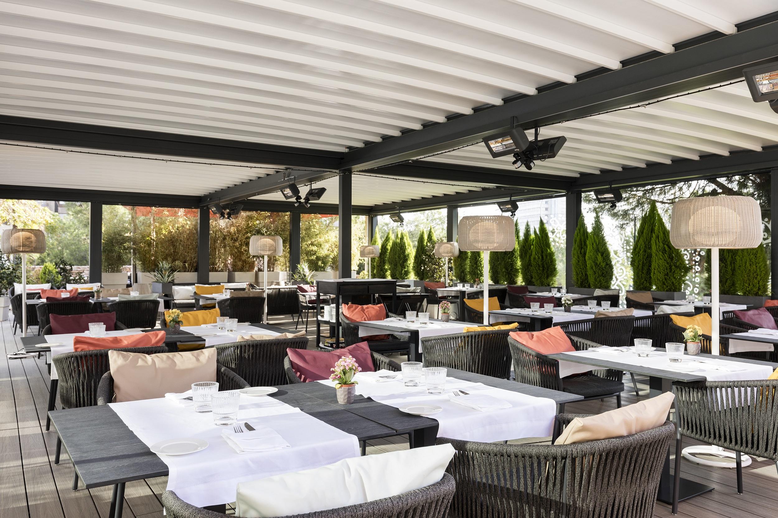 Hotel Puerta America Madrid Esterno foto The restaurant's terrace