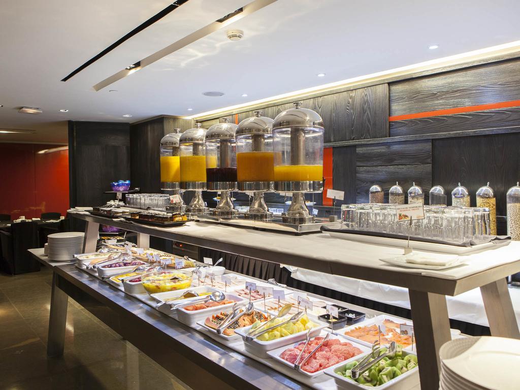 Hotel Puerta America Madrid Esterno foto Breakfast buffet at the hotel
