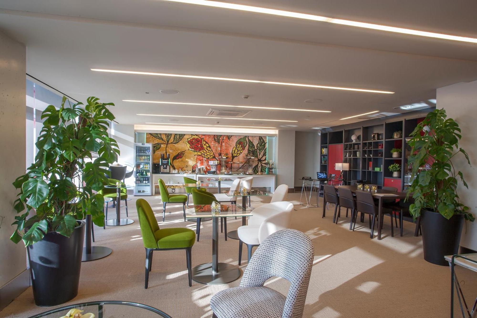 Hotel Puerta America Madrid Esterno foto The hotel's lobby