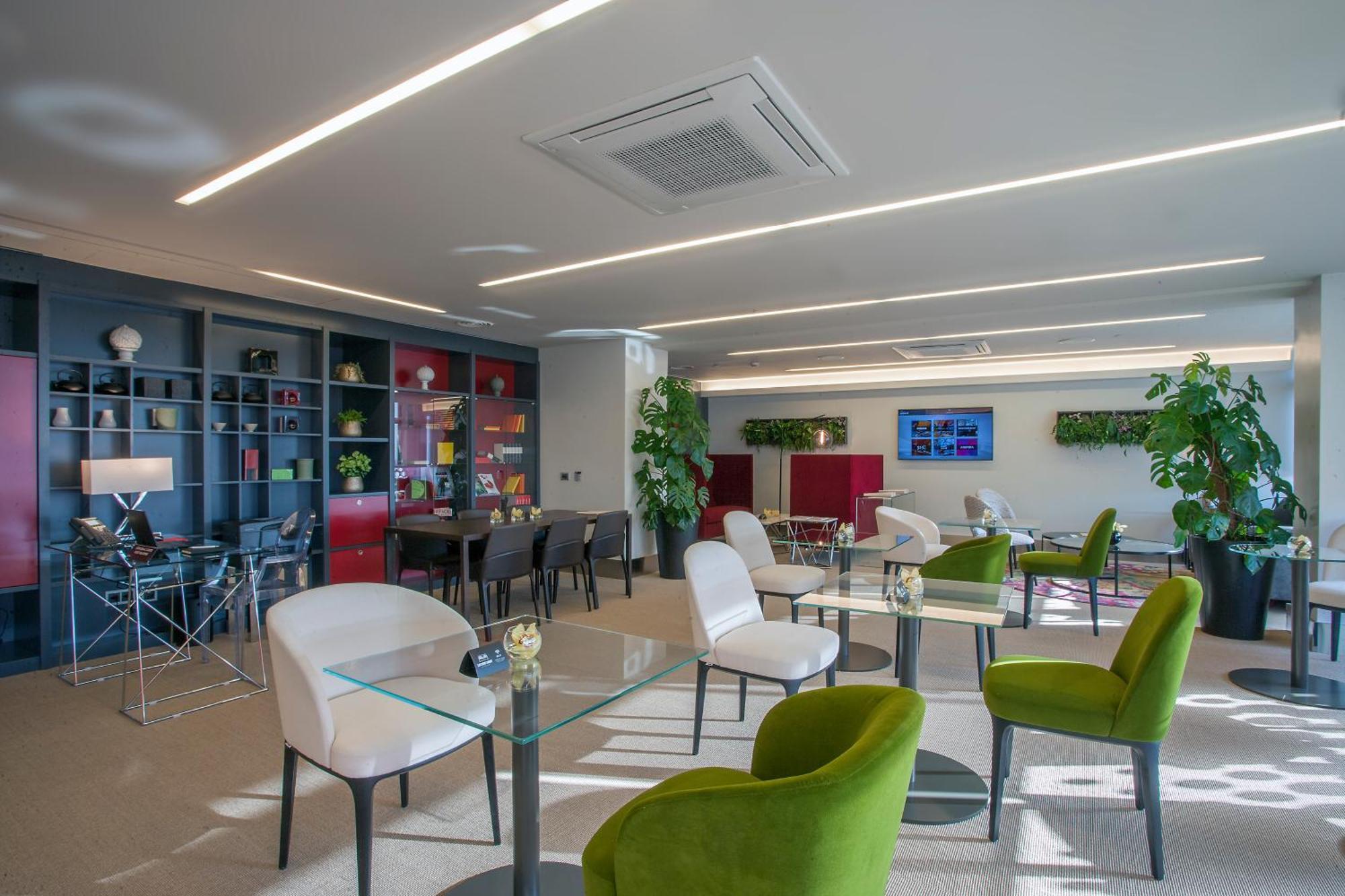 Hotel Puerta America Madrid Esterno foto The lounge at the airport