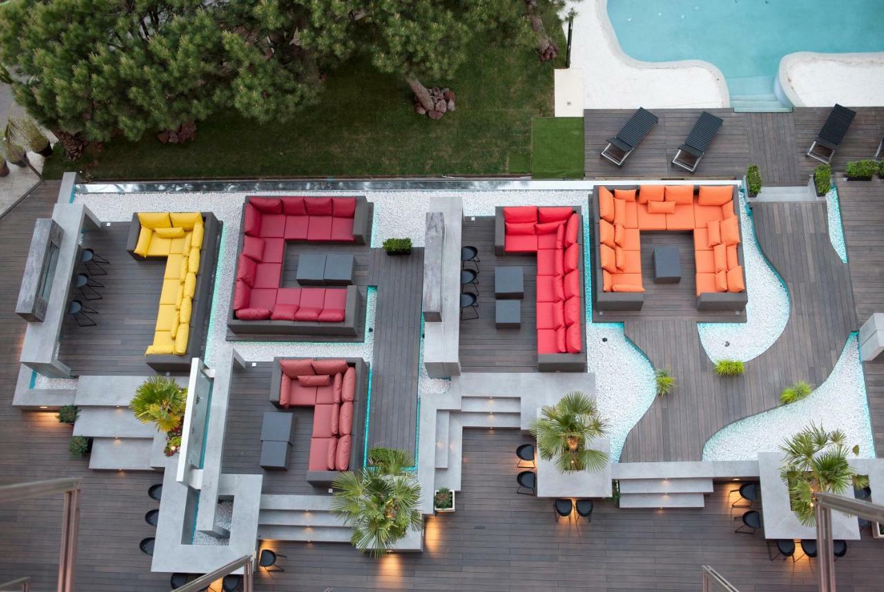 Hotel Puerta America Madrid Esterno foto The pool deck of a modern villa