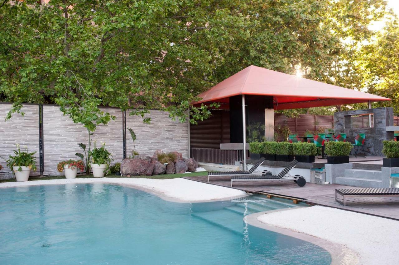 Hotel Puerta America Madrid Esterno foto The pool at the house