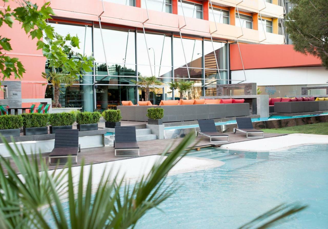 Hotel Puerta America Madrid Esterno foto The hotel's swimming pool
